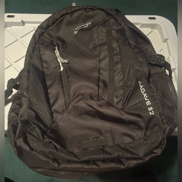 jansport agave backpack black 32l (Black) Versatile padded sleeve designed to fit a 15 laptop or a 3L hydration system JanSport Women's Agave Backpack One